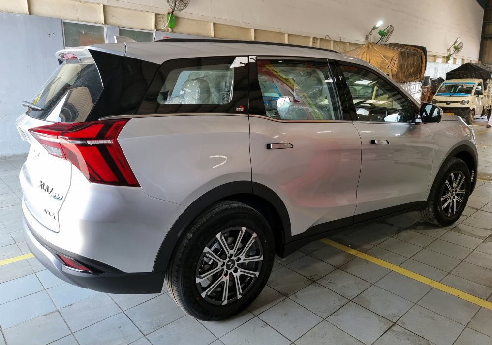 1 Mahindra XUV700 PDI.jpg