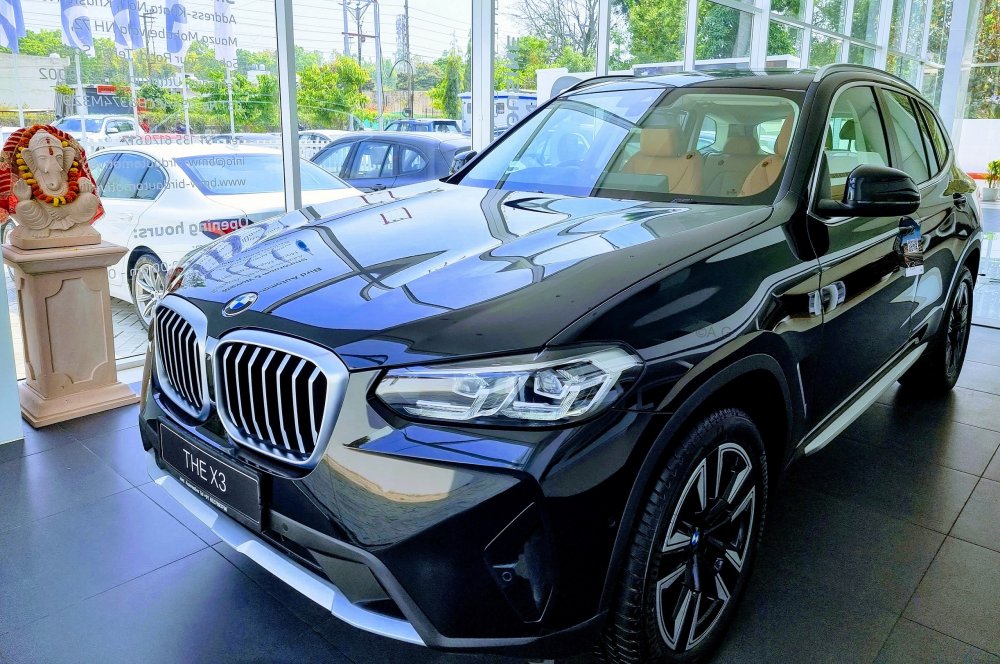 2 Mahindra XUV700 BMW X3.jpg