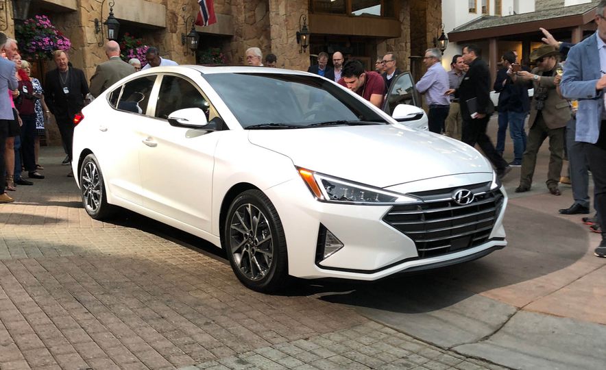 2019-hyundai-elantra-india-side-front-1.jpg