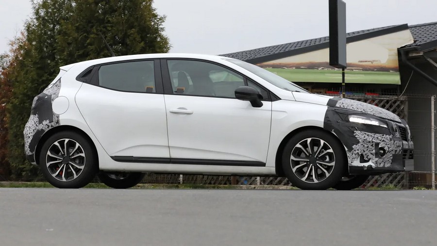 Renault Clio Facelift (2023) Spotted Testing