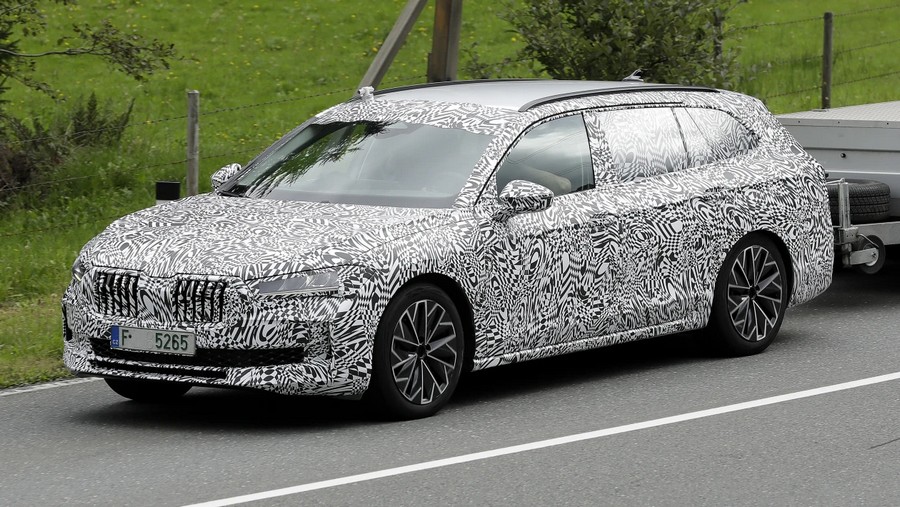 2023 Skoda Superb spyshots-2.jpg