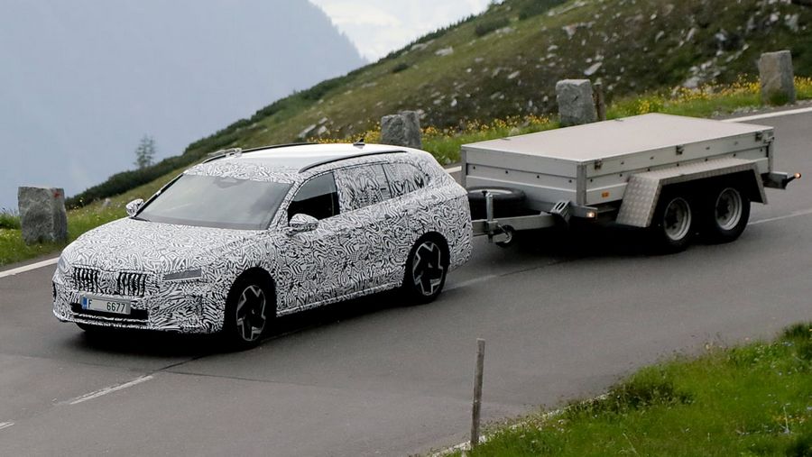 2023 Skoda Superb spyshots-4.jpg