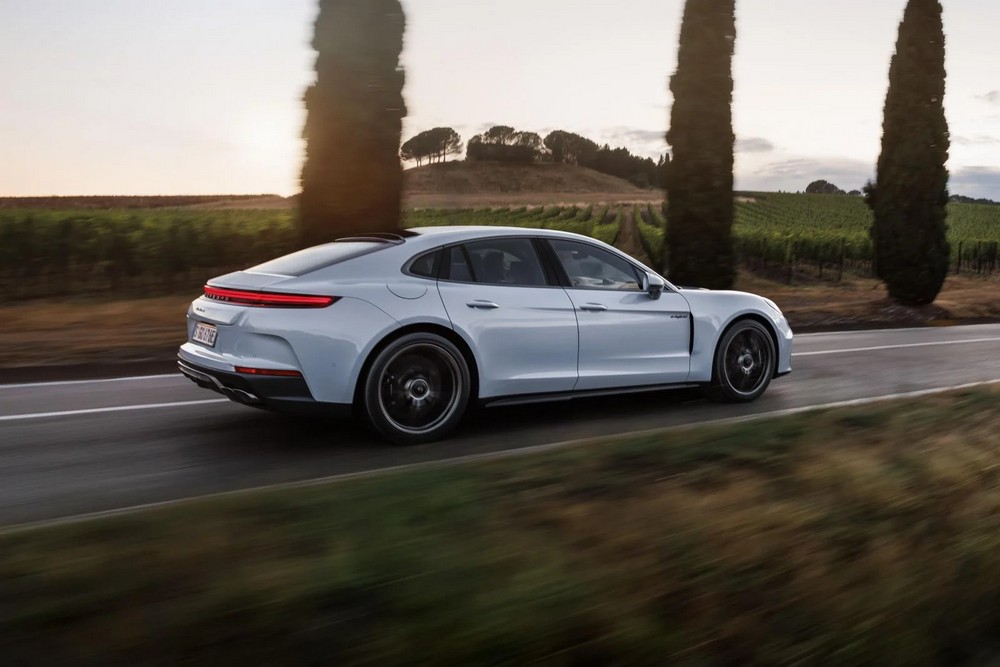 2025-Porsche-Panamera-Turbo-S-E-Hybrid-3.jpg