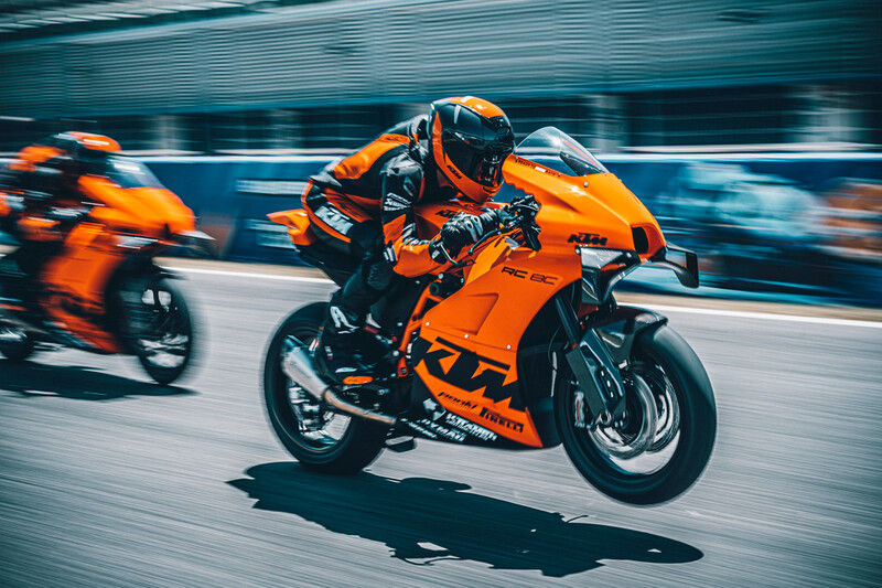 392456_MY22_ KTM RC 8C_ Action_EU_ Global (1).jpg