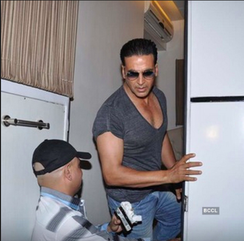 akshay-kumar-vanity-van.png