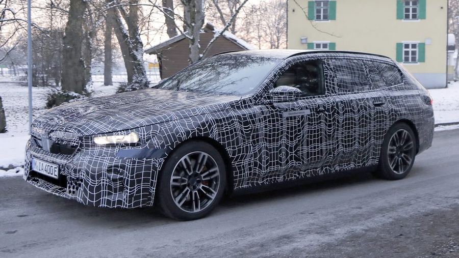 BMW i5 estate spyshots-2.jpg