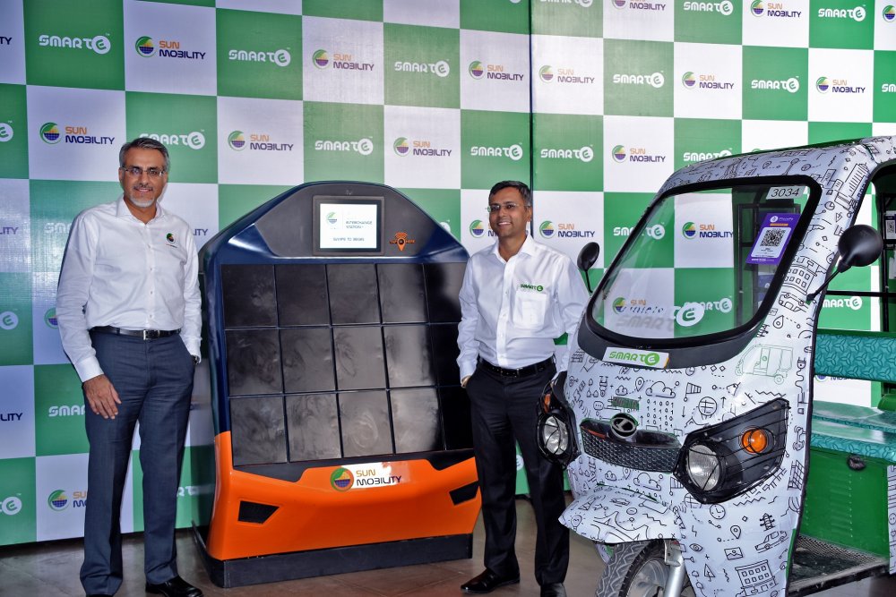 Goldie Srivastava, CEO,SmartE and Chetan Maini, CEO,Sun Mobility at the partnership announcement.JPG