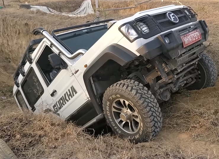 Gurkha-off-road-2.jpg