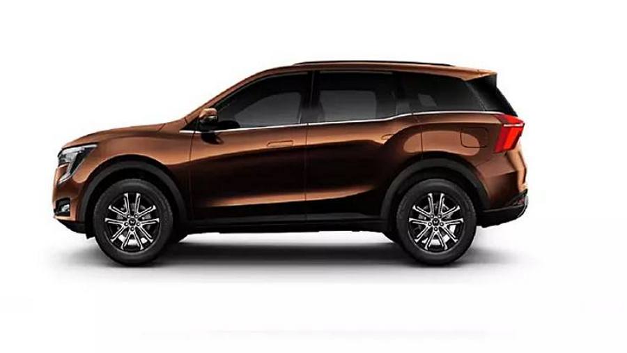 Mahindra-XUV700-new-color-brown-.jpg