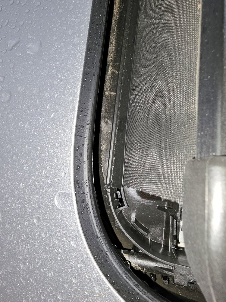 Mahindra XUV700 Rain 2 Sunroof.jpg