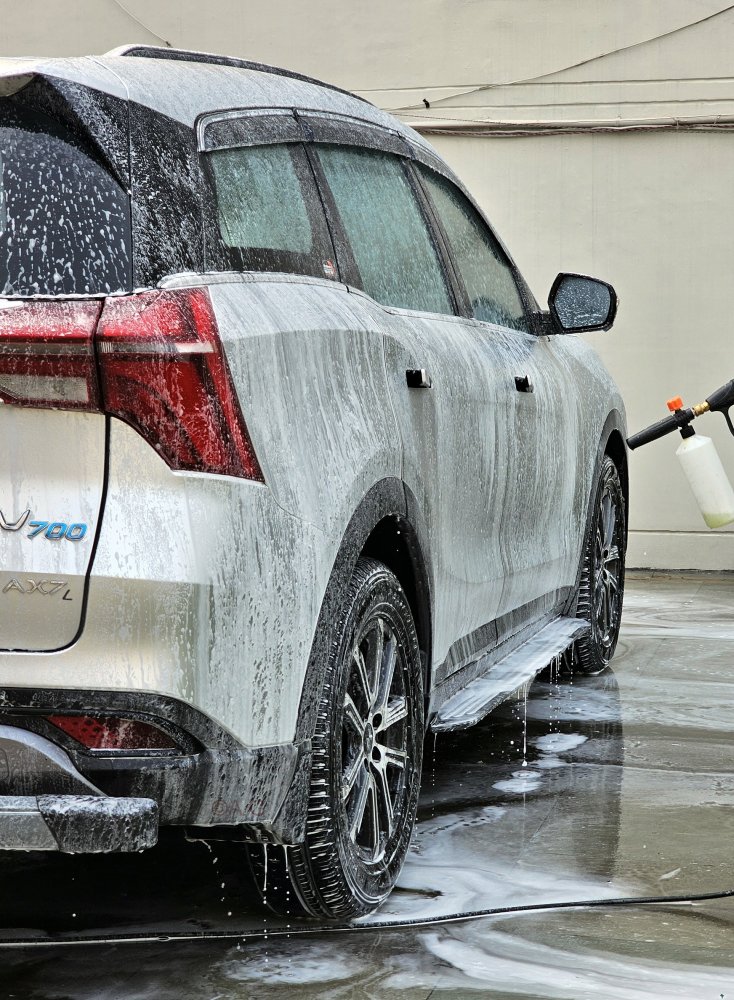 Mahindra XUV700 Wash 1.jpg