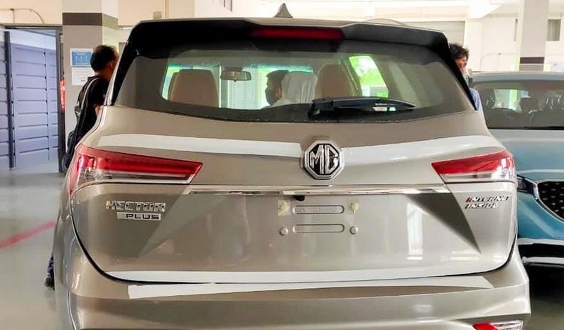 mg-hector-plus-spied-at-dealer-1.jpg