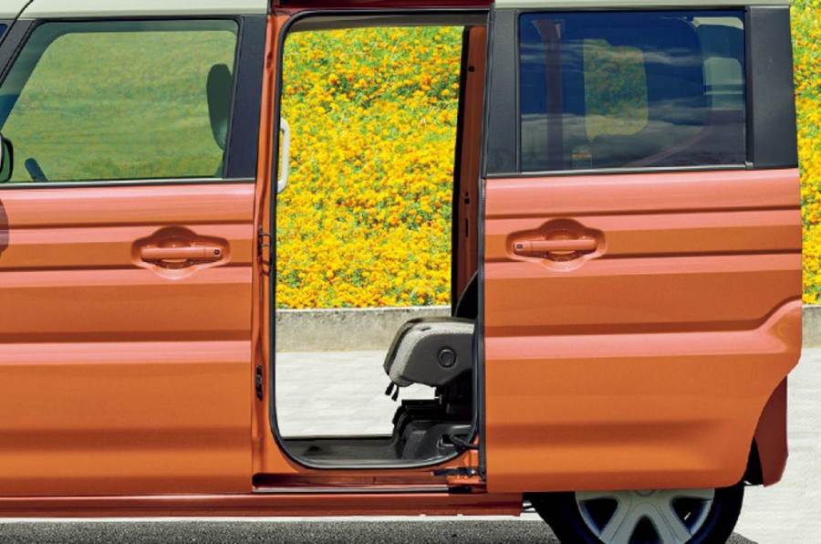 Suzuki-Spacia-sliding-door.jpg