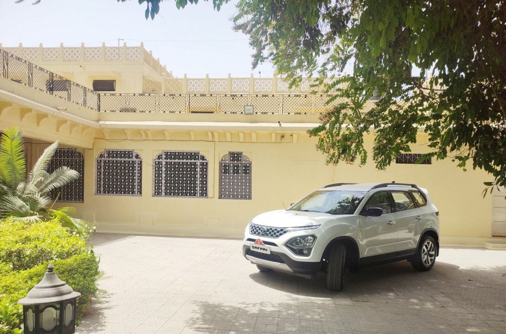 The all new Tata Safari with the Jodhpur Royal crest parked at Rani Sahiba's residence..jpg