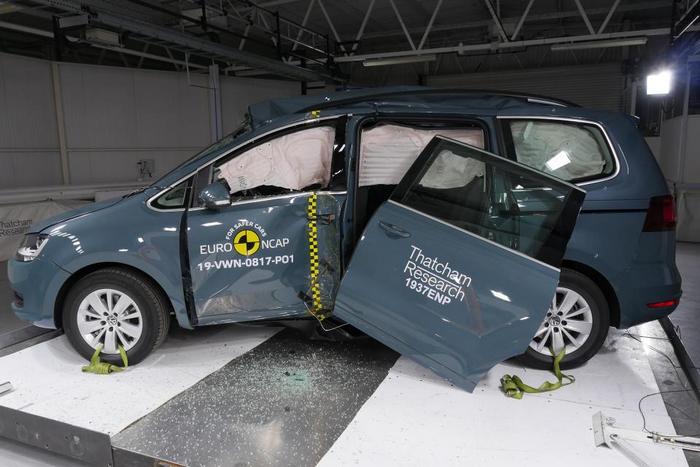 volkswagen-sharan-euro-ncap-pole-crash-after-test-dec-2019-1.jpg