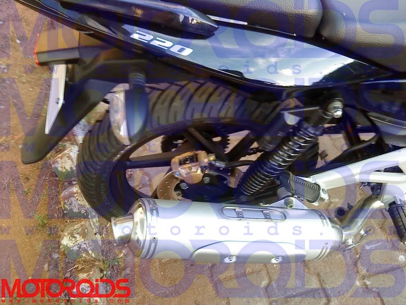 bajaj_pulsar_220_2.jpg