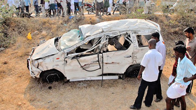 3-5-2012-2-car-accident-in-namakkal-kills.jpg