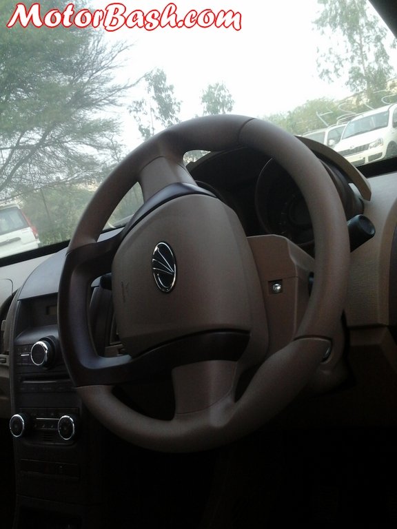 Mahindra-XUV500-W4-Steering.jpg