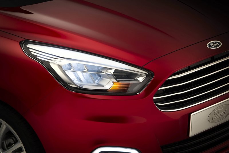 Ford-Figo-Sedan-Concept-Headlamps.jpg