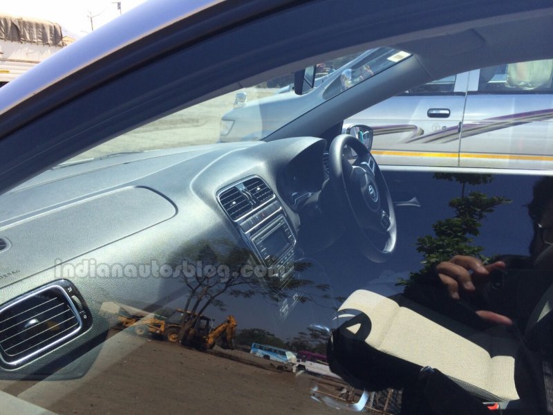 2014-VW-Polo-facelift-spied-India-interior.jpg