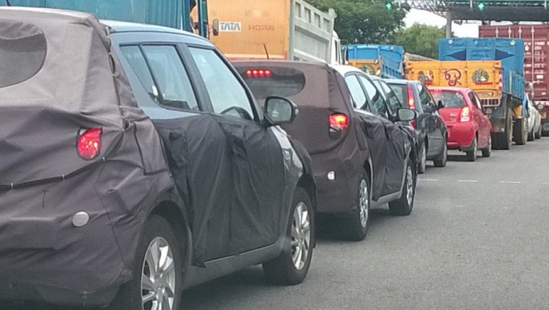 Hyundai-i20-testing-with-Maruti-Swift-spyshot-1024x577.jpg