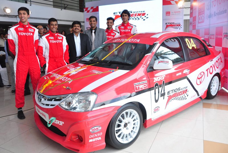 Mr. N Raja, Director & Sr. Vice President, Sales & Marketing, TKM along with Toyota EMR Drivers.jpg