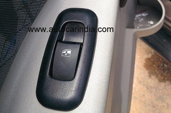 Mahindra-Scorpio-2015-Power-Window-Buttons.jpg