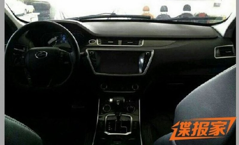 landwind-x7-clone-evoque-spied-interior.jpg