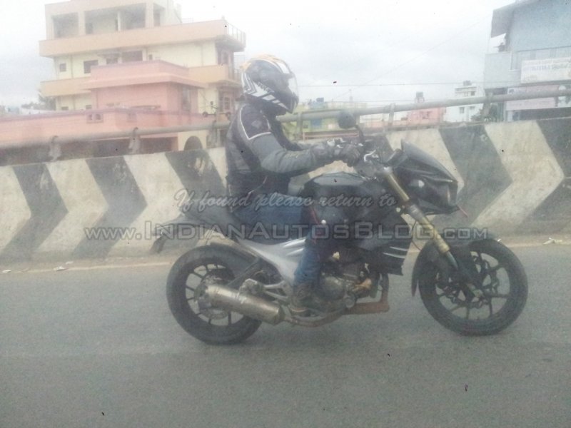 Mahindra-Mojo-IAB-spyshot-side.jpg