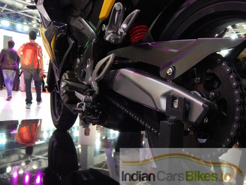 2014-Pulsar-ss-400-exposed-chain.jpg