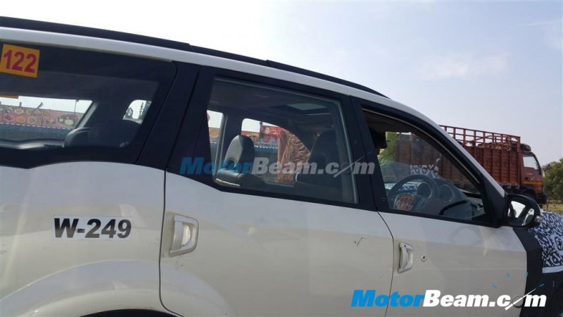 2015-Mahindra-XUV500-Sunroof.jpg