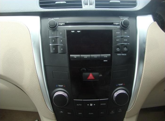 Maruti-Suzuki-Kizashi-Center-Console.JPG