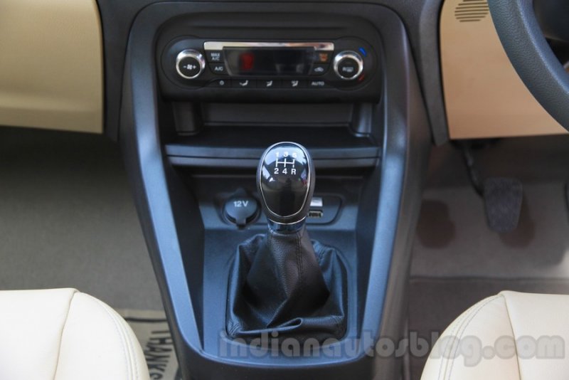 Ford-Figo-Aspire-gear-lever-from-unveiling-900x600.jpg