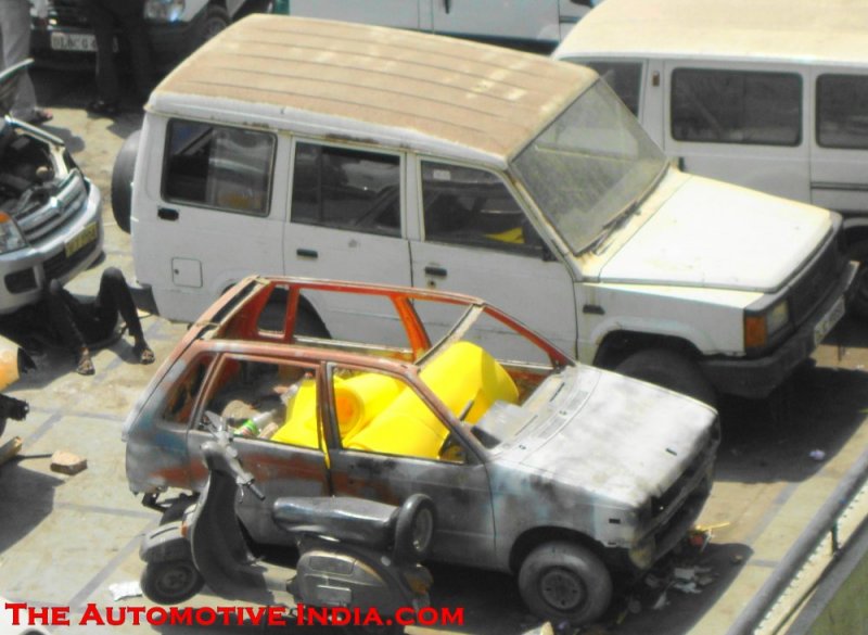 Maruti 800 Damaged.jpg