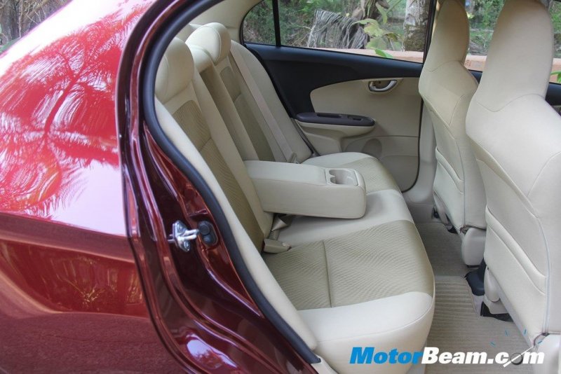 Maruti-DZire-vs-Honda-Amaze-Rear-Seat.jpg