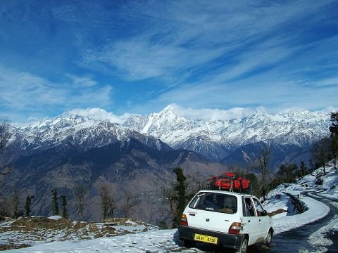 Maruti-800-traversing-the-tough-Himalayan-terrain.jpg