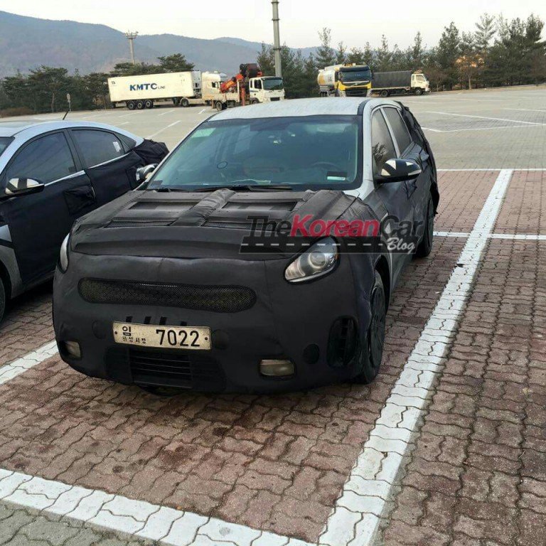 Kia-Niro-front-three-quarters-spy-shot.jpg