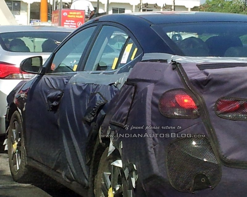 2016-Hyundai-Elantra-side-profile-snapped-testing-in-India-for-first-time-Spied.jpg