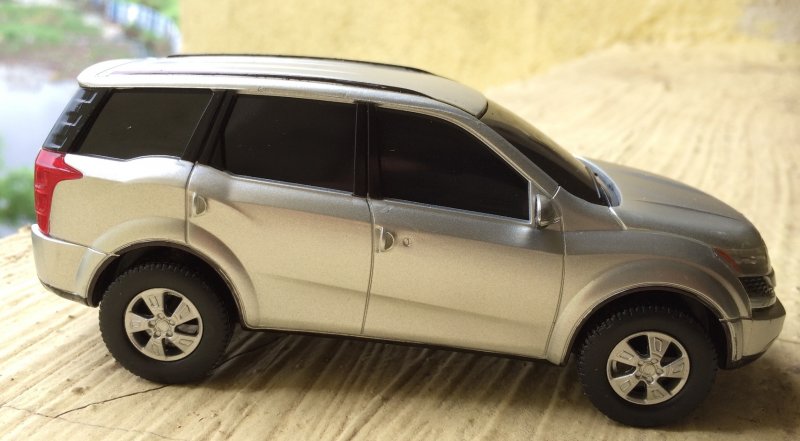 Shubhams XUV5OO Scale Model (1).JPG