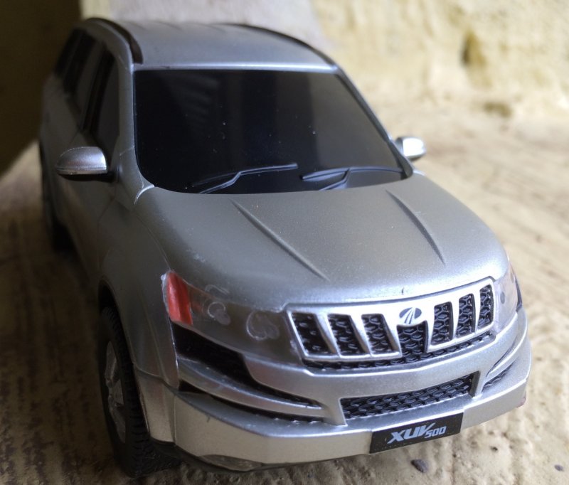 Shubhams XUV5OO Scale Model (4).JPG