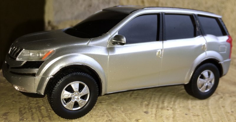 Shubhams XUV5OO Scale Model (5).JPG