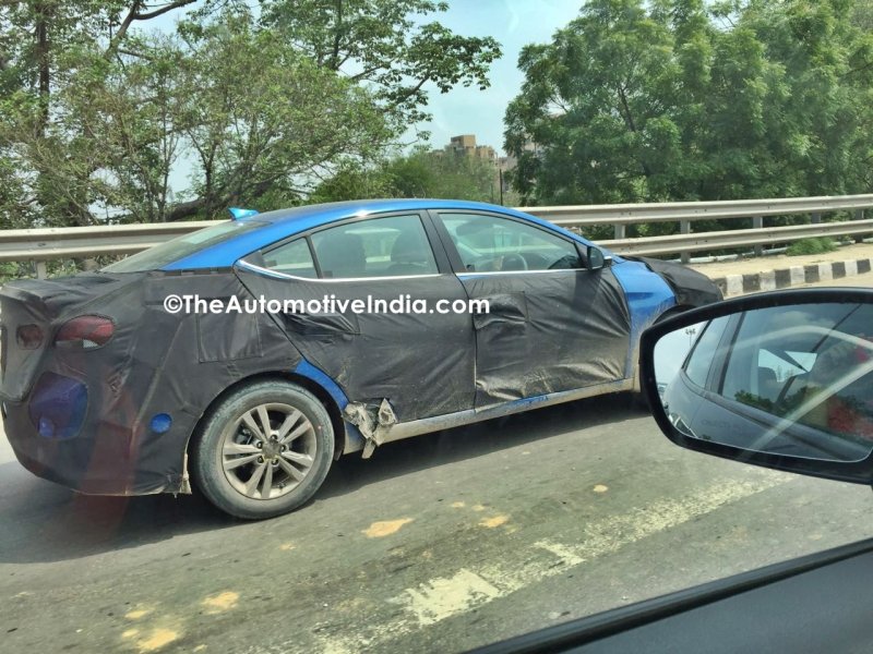 Hyundai-Elantra-2017-Spied-India-4.jpg