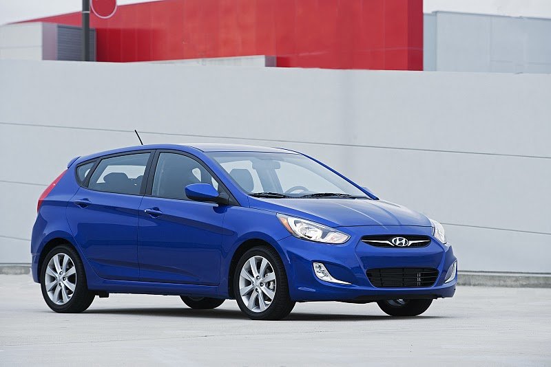 2012-hyundai-accent-hatchback-front-side-view.jpg