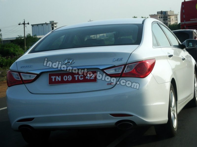 Hyundai-i45-caught-testing.jpg