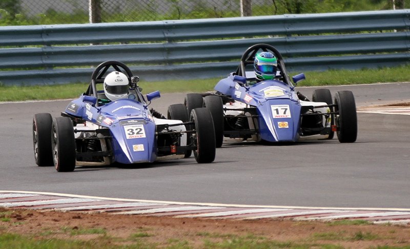 Yash Aradhya (No.17) and Aanjan Patodia (32) in a close battle (Aug 19).JPG