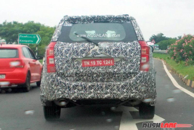 2018-Mahindra-XUV500-facelift-spied.jpg