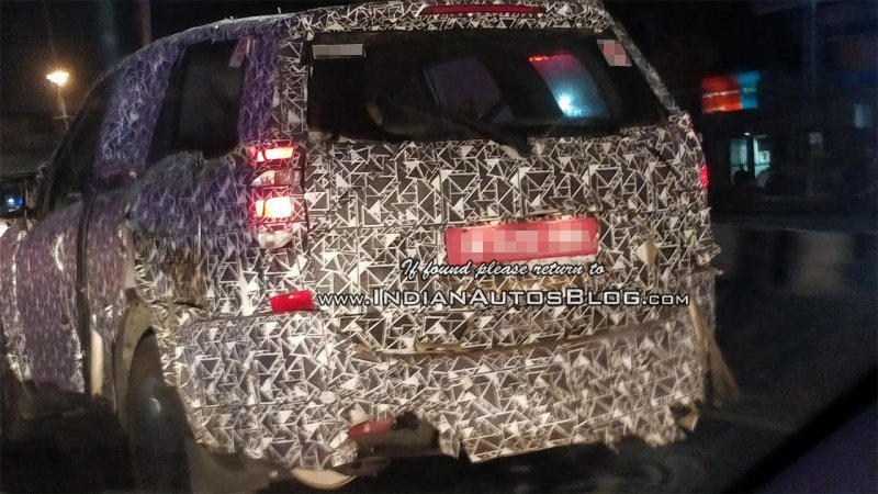 2018-Mahindra-XUV500-facelift-spyshot.jpg