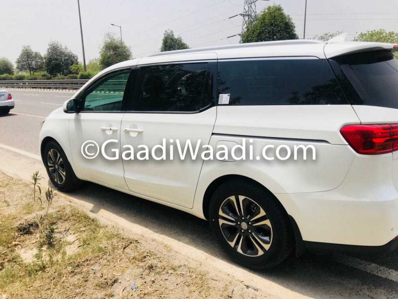 2018-Kia-Carnival-facelift-rear-three-quarters-India.jpg