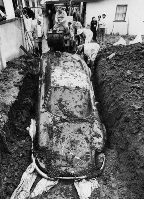 burried-ferrari-3.jpg