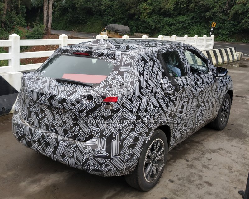 Indian-spec-Nissan-Kicks-rear-three-quarters-spy-shot.jpg